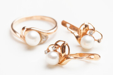 Set of ring and earrings with pearls