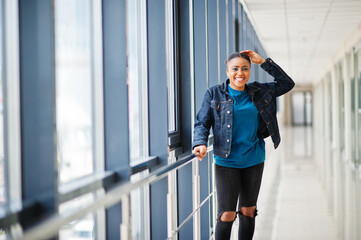 Fototapeta premium African woman in jeans jacket posed indoor.