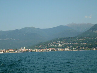 Landschaft der Berge Italiens mit See
