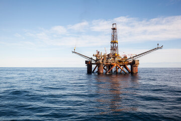 Fototapeta na wymiar Offshore oil rig