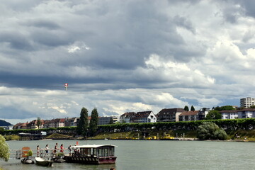 Obraz premium Rheinfähre in Basel im Sommer
