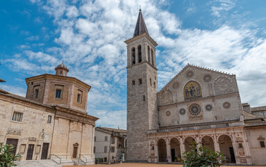 Fototapeta na wymiar Spoleto, splendida cittadina umbra, patria del Festival dei Due Mondi, manifestazione internazionale di musica, arte, cultura e spettacolo 