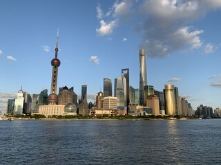 Fleuve et gratte-ciels de Pudong à Shanghai, Chine	