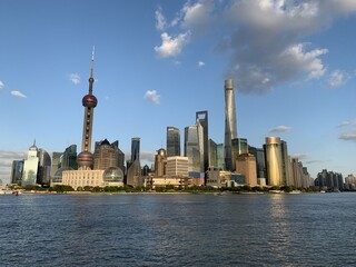 Fleuve et gratte-ciels de Pudong &agrave; Shanghai, Chine	