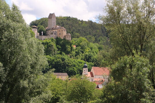 Blick auf die Burg Kipfenberg oberhalb des Ortes Kipfenberg im Altm&uuml;hltal