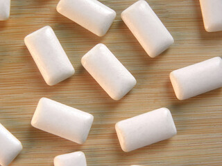 White color rounded rectangle shape Chewing gums