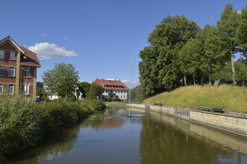 Fototapeta na wymiar Teich mit Fontaine in Duderstadt