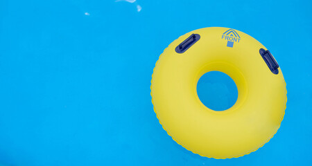 Naklejka premium swimming circle on blue water in a pool with comfortable handles 