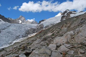 Obraz premium mountain panorama overlooking the snow-capped peaks and the glacier