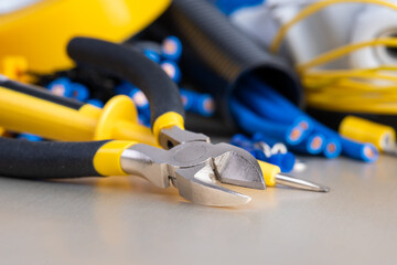 Electrical component kit to use in electrical installations