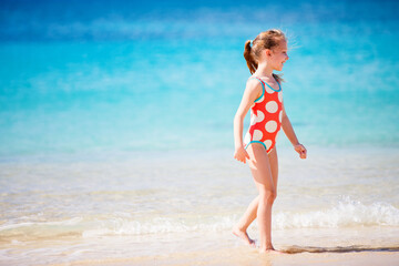 Naklejka premium Little girl on vacation