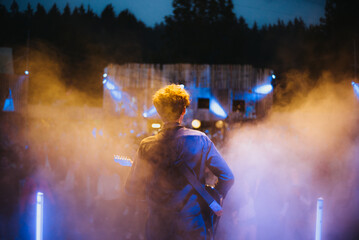 Sänger auf der Bühne eines Musikfestivals