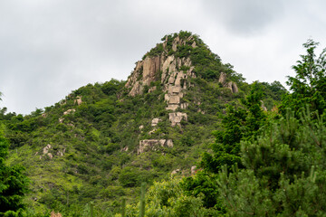 Fototapeta na wymiar 岩山