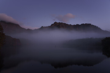 朝もやの戸隠山と鏡池