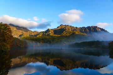 紅葉の戸隠山と鏡池