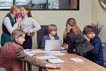 Obraz premium Corporate business team and manager at a meeting. office cabinet.