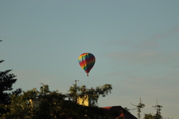 lot  kolorowym  balonem  wysoko  nad  miastem - obrazy, fototapety, plakaty