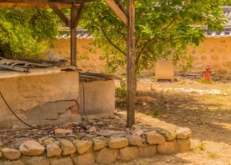Naklejka premium Old public water well