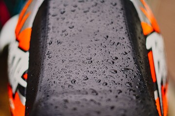 雨に濡れたバイクのシート