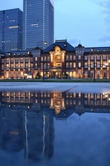Obraz premium 水溜まりに映る東京駅