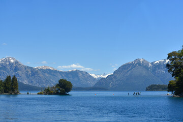 Laguna de agua azul con vista a las montañas de los Ándes