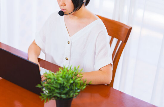 自宅リビングでインカムを使ってオンラインミーティング【ウィズコロナのニューノーマル】