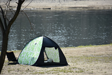 川辺でキャンプ