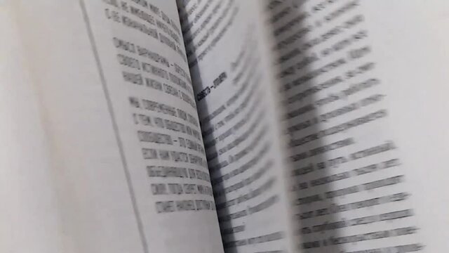 Sfogliare le pagine di un libro. Rallentatore