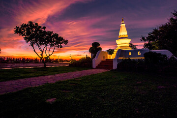 Obraz premium blurred abstract background of the twilight sky in the evening at one of the beautiful tourist spots in Ubon Ratchathani(Wat Sirindhorn Wararam)WatPhuPhrao,tourists always come see the glowing church.