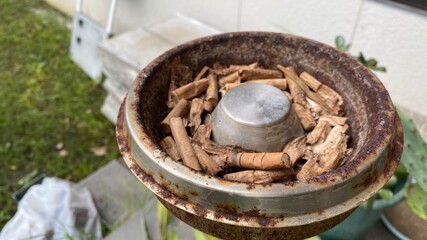 吸い殻いっぱいのスタンド灰皿
