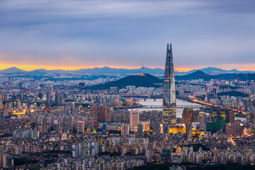 De skyline en het centrum van Seoul en de wolkenkrabber & 39 s nachts is het beste uitzicht en de mooiste van Zuid-Korea op de berg Namhansanseong.