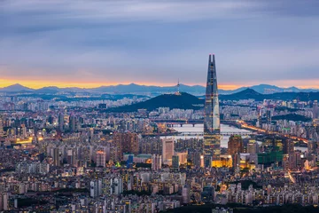 Papier Peint photo Séoul Les toits de la ville de Séoul, le centre-ville et les gratte-ciel de nuit sont la meilleure vue et la plus belle de la Corée du Sud à la montagne Namhansanseong.