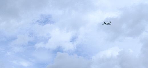 Fototapeta premium 青空に向かって飛ぶかっこいい飛行機
