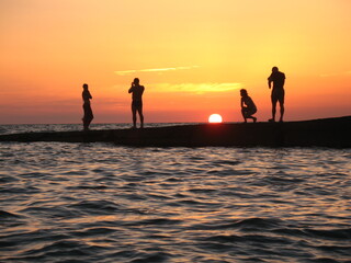 Fototapeta premium Alanya, TURKEY - August 10, 2013: Travel to Turkey. Beaches on the Mediterranean coast. The sun is leaving the horizon. Sunset