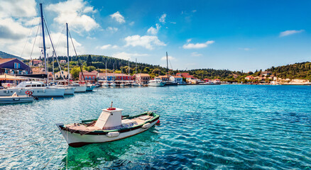 Obraz premium Wonderful spring view of Fiskardo port. Beautiful morning seascape of Ionian Sea. Nice outdoor scene of Kefalonia island, Greece, Europe. Traveling concept background.