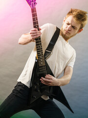 Obraz premium Man playing on electric guitar