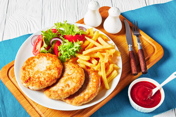 lettuce tomato salad and three turkey burgers