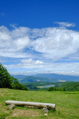 Fototapeta na wymiar 長野県の山頂のベンチ