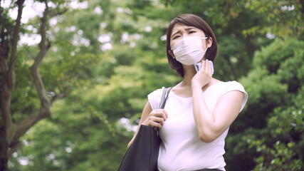 汗を拭くビジネスウーマン