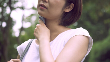 汗を拭くビジネスウーマン