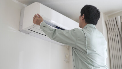 エアコンを取り付ける男性	
