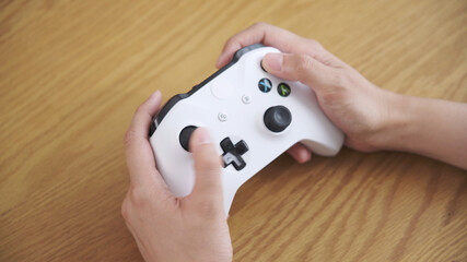 ゲームコントローラーを掴む手  © aijiro