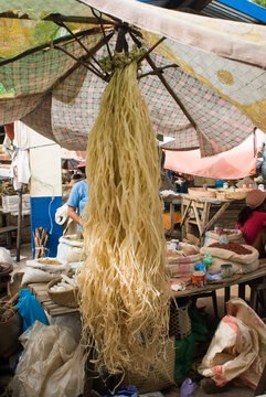 Brins de raphia sur le march&eacute; d'Antsohihy - Madagascar