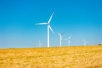 Wiatraki elektrownia wiatrowa energetyka pole - obrazy, fototapety, plakaty