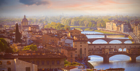 Fototapeta na wymiar Panoramic of Ponte Vecchio over Arno river in Florence,Italy
