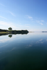 Spiegelglattes Wasser früh morgens auf der Ostsee