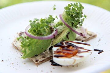Brokkolisprossen Brokkoli Keime Züchten ziehen Keimlinge Brokkolikeime mit Knäckebrot Avocado und Ei