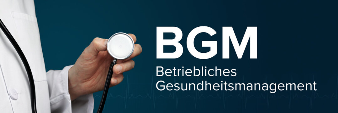 BGM (Betriebliches Gesundheitsmanagement). Arzt (isoliert) hält Stethoskop in Hand. Begriff steht daneben. Ausschnitt vor blauem Hintergrund mit EKG. Medizin, Gesundheitswesen