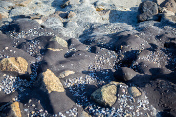 Mit Bitumen und Steinen befestigte Mole an der Nordsee