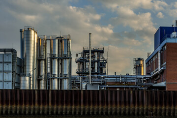 Industrieanlage am Hafen
